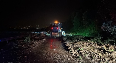 Giresun'da toprak kayması sonucu iki otomobil zarar gördü