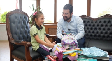 Giresun'da yerdeki Türk bayrağını alarak öpen çocuğa tablet hediye edildi
