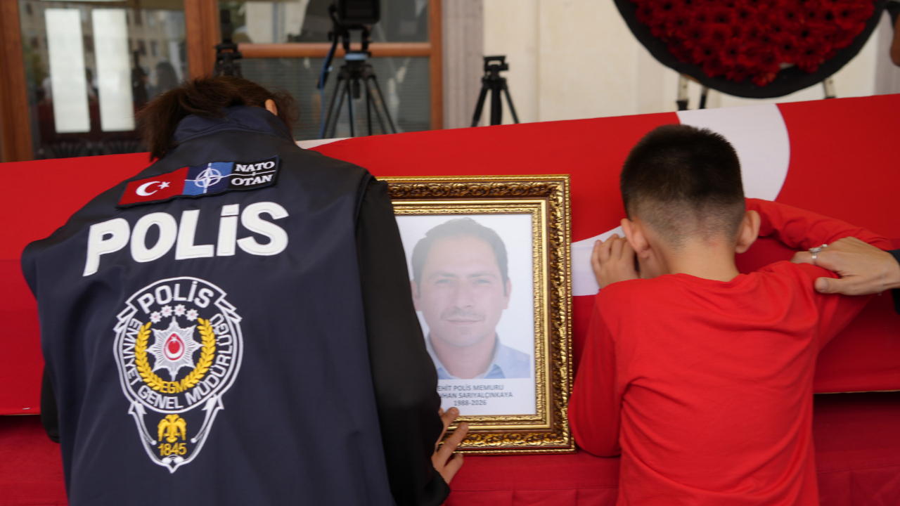 Giresunlu şehidin eşi ve çocuğundan yürek yakan veda