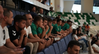 Giresunspor Ailesi Tribünde Buluştu: Futbol Takımı, Hentbol Maçında