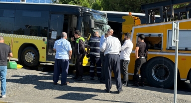 İETT otobüsüyle iş makinesi çarpıştı:1'i ağır 5 yaralı
