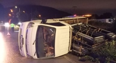Kamyonetle çarpışan otomobildeki 4 kişi yaralandı