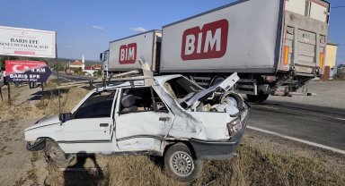 Kamyonla çarpışan otomobildeki 2 kişi yaralandı