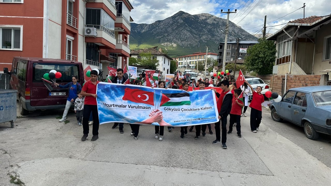 Kargı'da öğrenciler Filistinli çocuklar için uçurtmaları gökyüzüne bıraktı