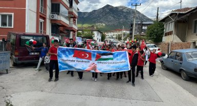 Kargı'da öğrenciler Filistinli çocuklar için uçurtmaları gökyüzüne bıraktı