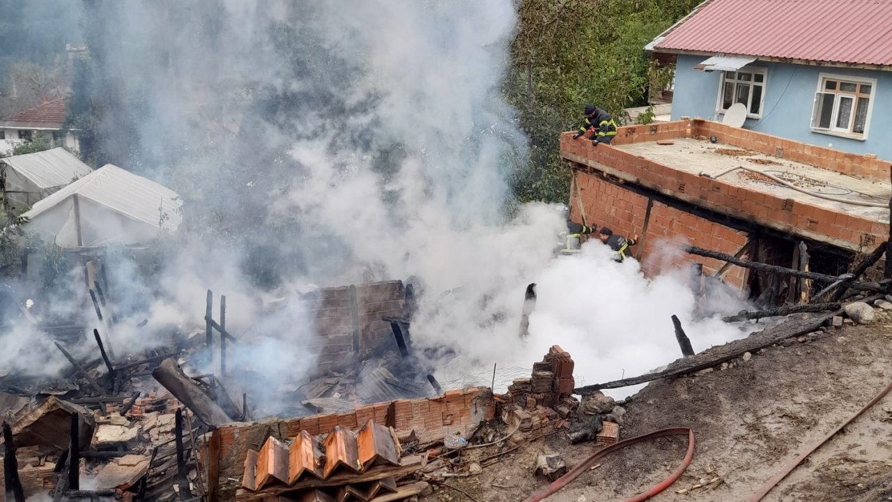 Kastamonu'da çıkan yangında ev ve ahır kullanılamaz hale geldi