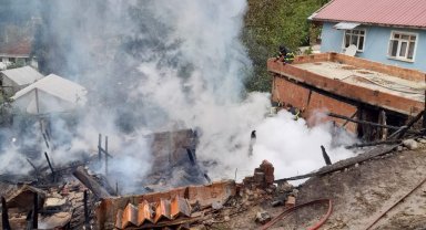 Kastamonu'da çıkan yangında ev ve ahır kullanılamaz hale geldi