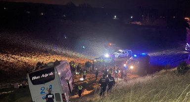 Kontrolden çıkarak tarlaya giren yolcu otobüsündeki 24 kişi yaralandı