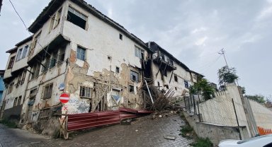 Metruk evde çökme meydana geldi
