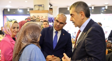 Milli Eğitim Bakanı Yusuf Tekin'den Giresun Esnafına Ziyaret