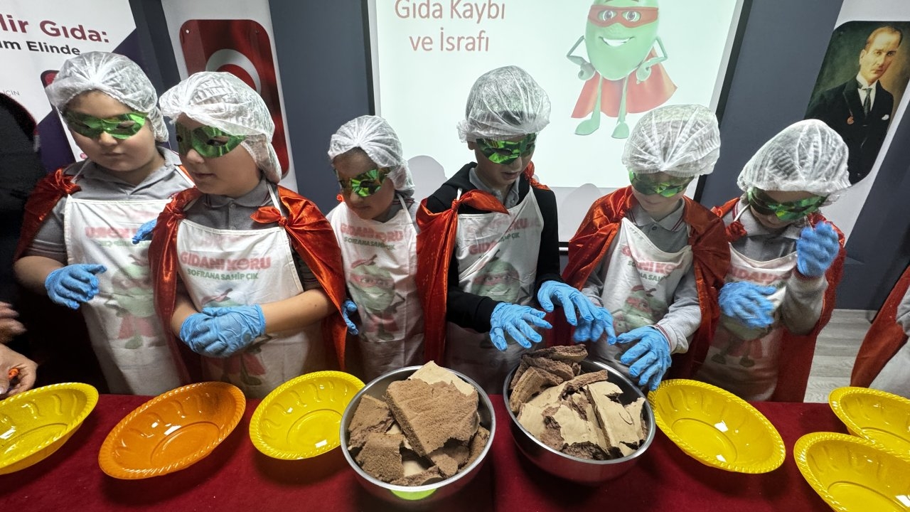 Öğrenciler israfı engellemek için ekmek ve kek kırıntılarından çikolata topları yaptı