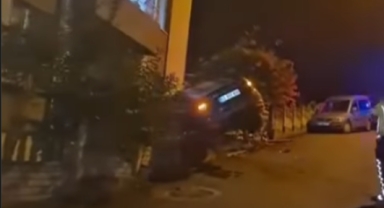 Ordu'daki trafik kazasında otomobil bahçe duvarında asılı kaldı
