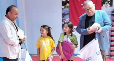 Piraziz’de Minik Kardeşlerin Bayrak Duyarlılığı Ödüllendirildi