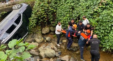 Rize'de dereye devrilen otomobildeki 6 kişi yaralandı