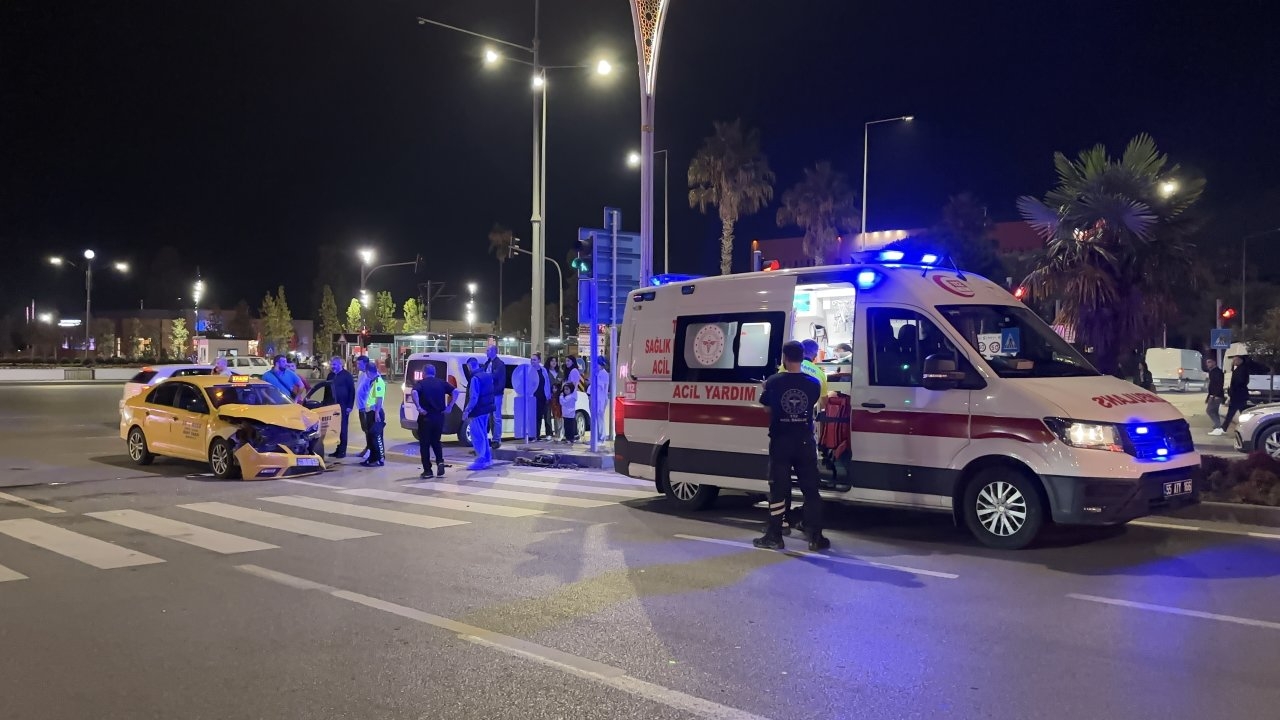 Samsun'da çarpışan iki ticari taksinin sürücüleri yaralandı