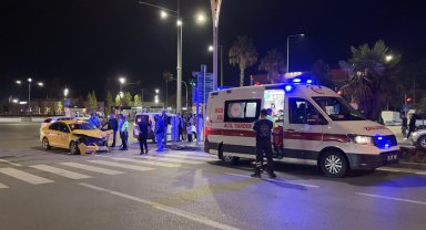 Samsun'da çarpışan iki ticari taksinin sürücüleri yaralandı