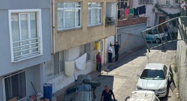 Samsun'da istinat duvarından araçların üzerine düşen pikaptaki 2 kişi yaralandı