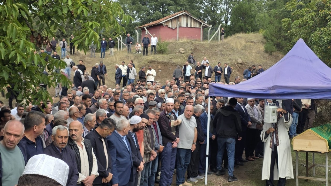 Tekirdağ'da silahlı saldırıda ölen Mor'un cenazesi Kastamonu'da toprağa verildi