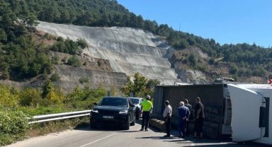 Tokat'ta devrilen tırın sürücüsü yaralandı 