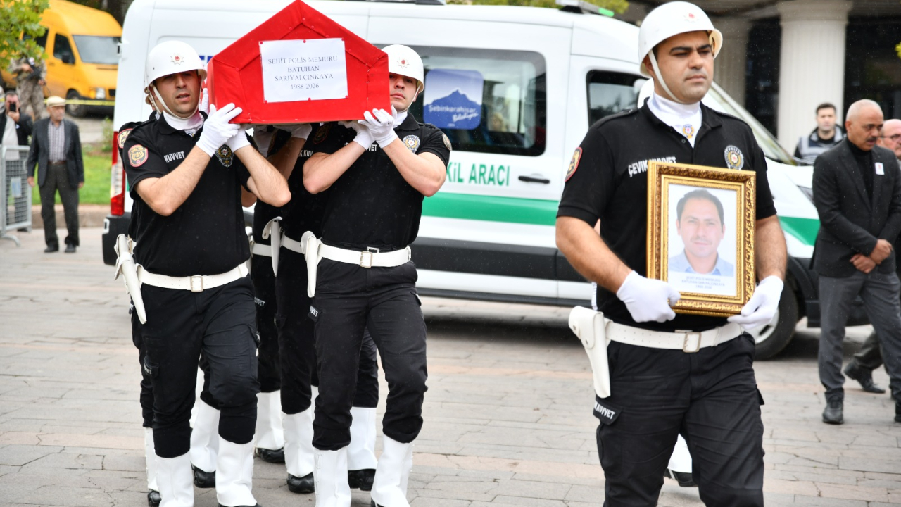 Trafik kazasına müdahale ederken şehit olan Giresunlu polis memuru son yolculuğuna uğurlandı