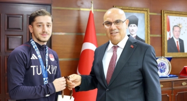 Vali Koç’tan Başarılı Sporcuya Tebrik
