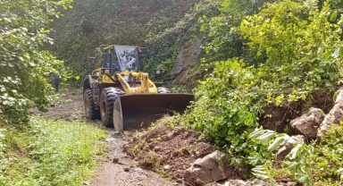 Yağlıdere'de Heyelanın Kapattığı Köy Yolu İl Özel İdaresi Ekiplerince Açıldı