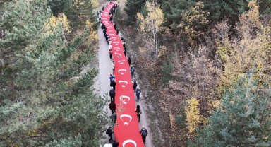 100 metrelik Türk bayrağıyla Cumhuriyet yürüyüşü düzenlendi