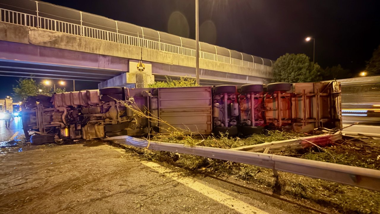 Anadolu Otoyolu'nda devrilen parfüm yüklü tır trafiği aksattı