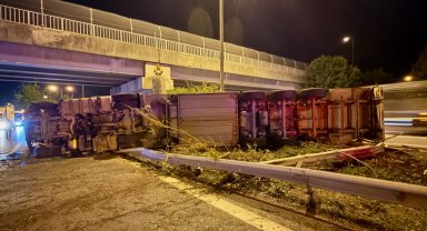 Anadolu Otoyolu'nda devrilen parfüm yüklü tır trafiği aksattı