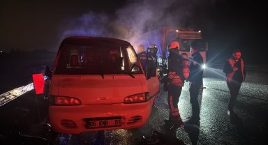 Anadolu Otoyolu'nda seyir halindeki minibüs yandı