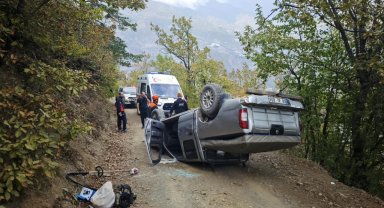 Artvin'de devrilen kamyonetteki 2 kişi yaralandı