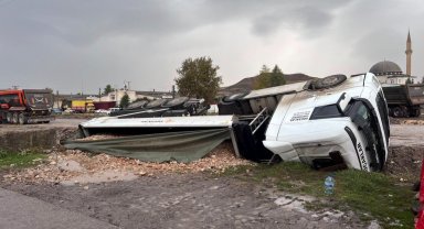 Çorum'da devrilen hafriyat tırının sürücüsü yaralandı