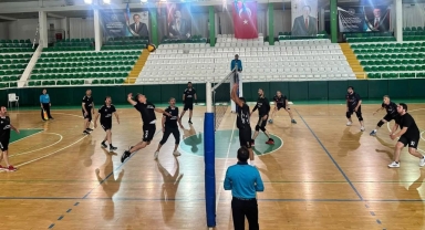 Giresun'da Fileler Havalanıyor: Kamu Spor Oyunları Voleybol Heyecanı Başladı!