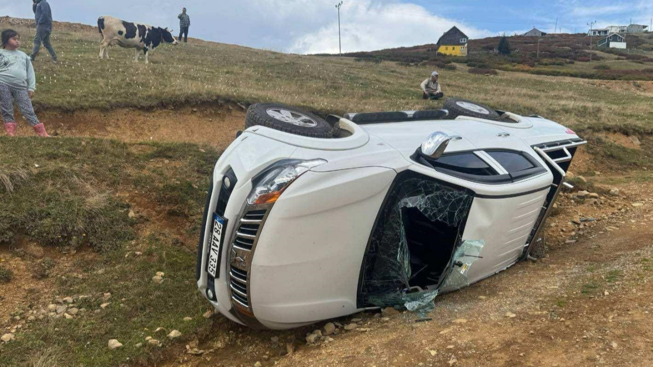 Giresun'da geri manevra yaparken devrilen kamyonetteki 4 kişi yaralandı