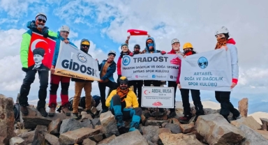 Giresunlu Dağcılar 3 Bin 331 Metrelik Zirveye Ulaştı!