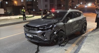 İki otomobilin çarpıştığı kazada 2 kişi yaralandı