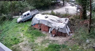  Kamyonet bahçeye uçtu, 3 kadın saniyelerle ölümden döndü