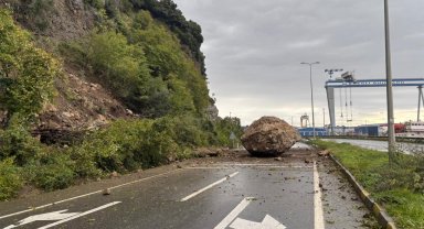 Karadeniz Ereğli-Alaplı yolu yamaçtan düşen kaya parçası nedeniyle tek yönde ulaşıma kapandı