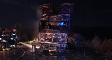 Samsun'da yangın çıkan kamyon kullanılamaz hale geldi