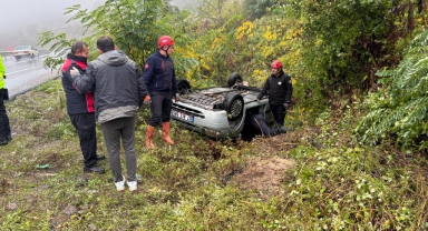 Şarampole devrilen otomobildeki 3 kişi yaralandı