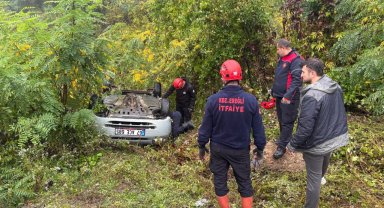 Şarampole devrilen otomobildeki 3 kişi yaralandı