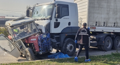 Tır ile Traktörün Çarpıştığı Kazada 2 Kişi Öldü