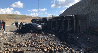 Tır ve otomobilin çarpıştığı feci kazada 4 kişi hayatını kaybetti