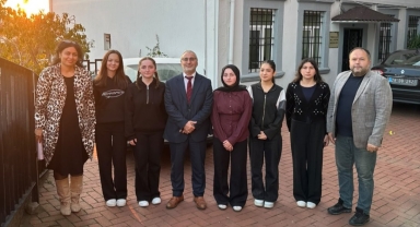 Tirebolu’da Başarılı Öğrencilerden Müdür Aydın'a Ziyaret 