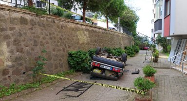 Trabzon'da Korkutan Kaza: Yoldan Çıkan Otomobil Site Bahçesine Uçtu!