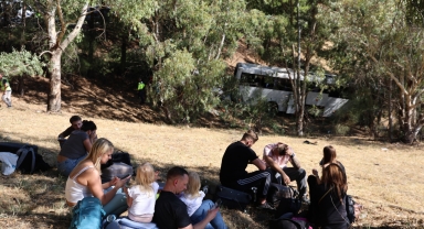 Turistleri taşıyan otobüs şarampole uçtu: 2 ölü 9 yaralı