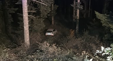 Uçuruma yuvarlanan cipteki 4 kişi yaralandı
