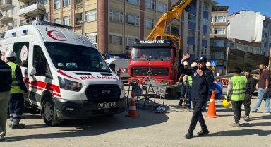 Üzerine elektrik direği devrilen işçi öldü
