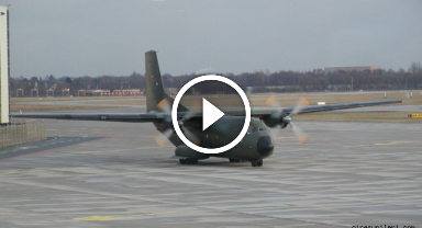 Askeri uçak acil iniş yaptı! O anlar kamerada