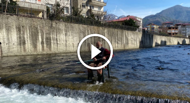 60 yaşındaki olta balıkçısı keyfine düşkünlüğüyle gündem oldu